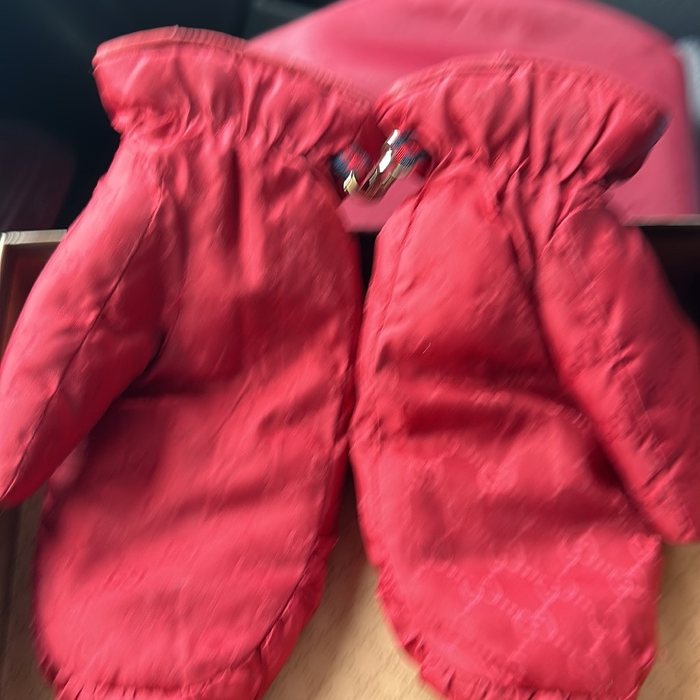 GUCCI SIGNATURE MITTENS SIZE 8 - Picture 3 of 3